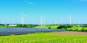 Panouri solare și turbine eoliene în peisajul românesc.